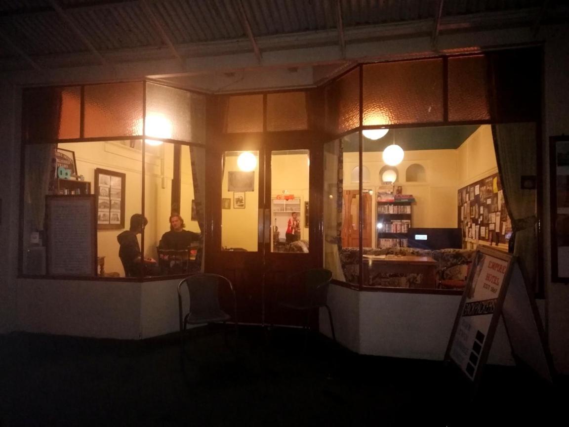 Empire Hotel Backpackers Oamaru Exterior foto